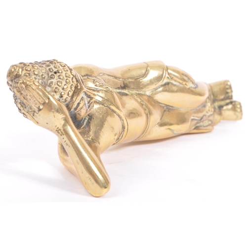 209 - A bronze recumbent Thai / south east Asian buddha statue figure. The figure of small proportions, be... 