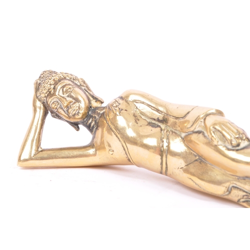 209 - A bronze recumbent Thai / south east Asian buddha statue figure. The figure of small proportions, be... 