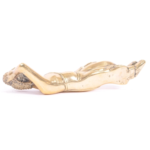 209 - A bronze recumbent Thai / south east Asian buddha statue figure. The figure of small proportions, be... 