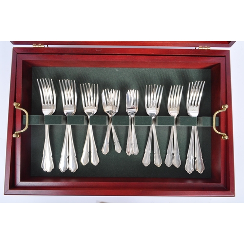 211 - Butler - A 20th century EPSN Silver plated Butler cutlery canteen. To include knives, forks, spoons,... 