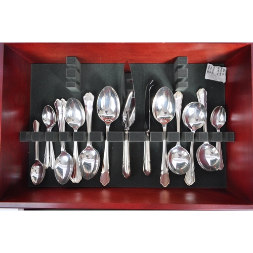 211 - Butler - A 20th century EPSN Silver plated Butler cutlery canteen. To include knives, forks, spoons,... 