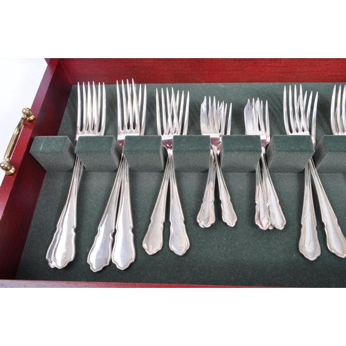 211 - Butler - A 20th century EPSN Silver plated Butler cutlery canteen. To include knives, forks, spoons,... 