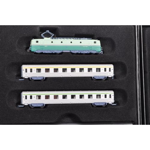 296 - A collection of assorted Atlas Editions model Minitrains rail locomotives, along with a collection o... 