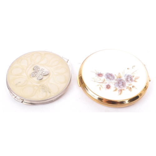 308 - A collection of six 20th Century vintage vanity compacts and mirrors to include Stratton and Vogue f... 