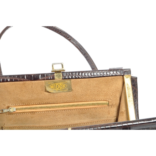 317 - A collection of vintage 20th century leather hand bags, purses / wallets and clutch bags. Comprising... 