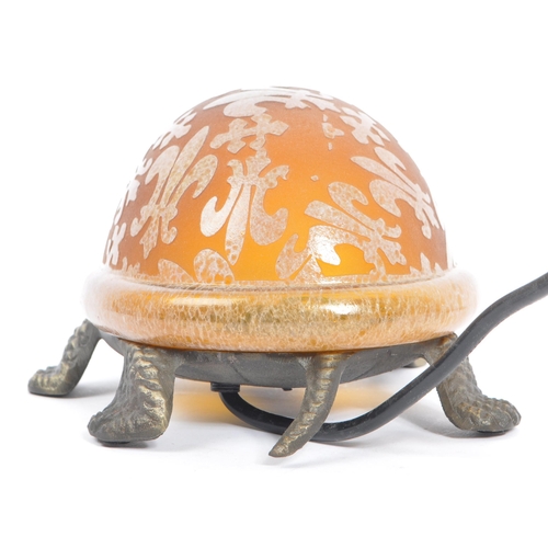 322 - A contemporary late 20th century reproduction 'Tiffany Meyda' style turtle desk lamp / table light i... 