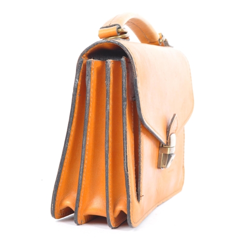 355 - A light tan leather messenger / hand bag by Vera Pelle, Italy. With matched stitching, shoulder stra... 