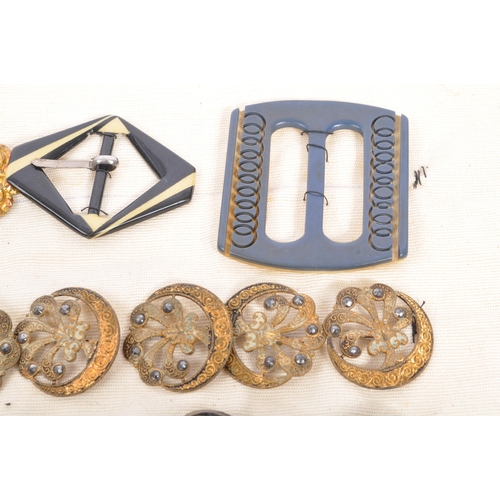 378 - An assorted collection of antique Victorian, Georgian and later 20th century buttons and buckles. Th... 