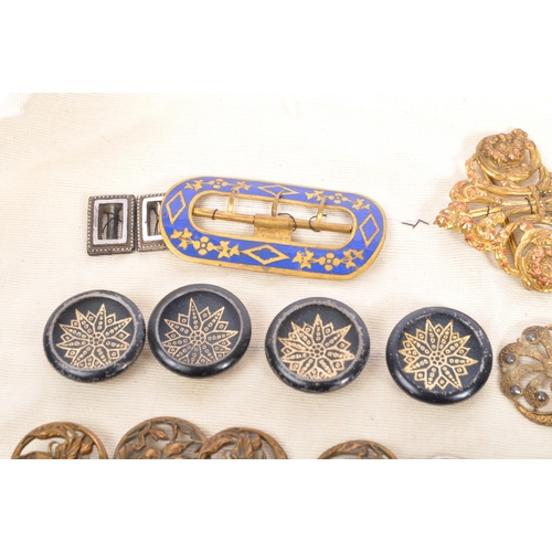 378 - An assorted collection of antique Victorian, Georgian and later 20th century buttons and buckles. Th... 