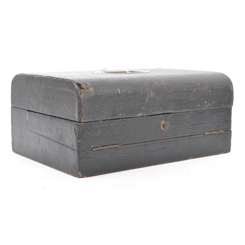 390 - Early 20th century writing slope / desk tidy. Of rectangular form leather bound, on a hinged lid. Op... 