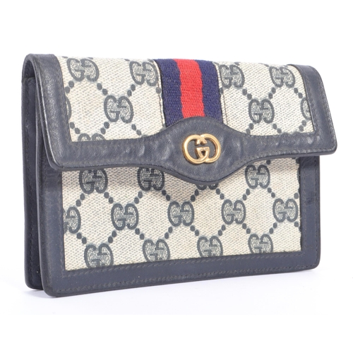 391 - Gucci - A collection of three 20th century ladies purse bags. Included in lot a late 20th century Gu... 