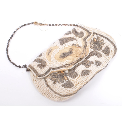 391 - Gucci - A collection of three 20th century ladies purse bags. Included in lot a late 20th century Gu... 