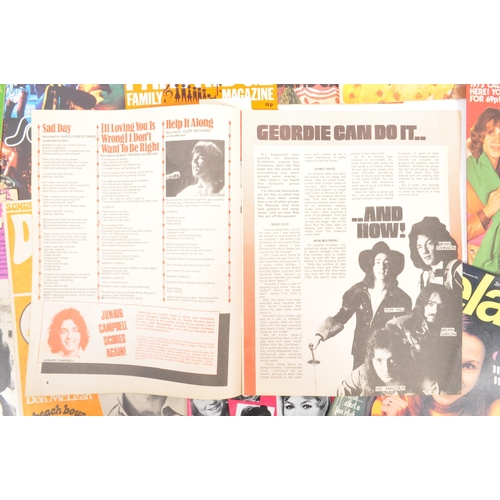 462 - An extensive collection of mid 20th century 1970s music and pop culture magazines, including Jackie,... 