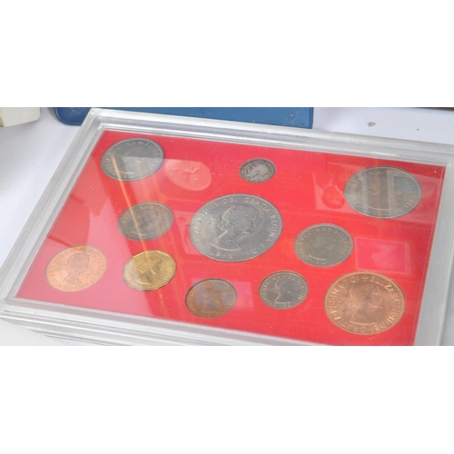 475 - A collection of vintage 20th century United Kingdom - Royal Family commemorative coins gift packs. T... 