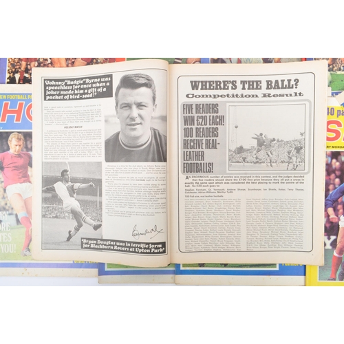 529 - Shoot Magazine - A collection of vintage 20th century Shoot magazine sports football books / enterta... 