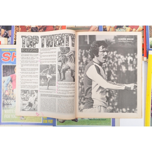 529 - Shoot Magazine - A collection of vintage 20th century Shoot magazine sports football books / enterta... 