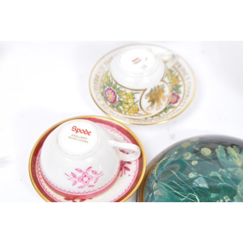 122 - Collection of period 19th century and later ceramic / porcelain / glass to include cabinet plates, c... 