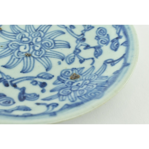 105 - A 18th century Qing dynasty Jiaqing period hand painted blue and white saucer. The saucer featuring ... 