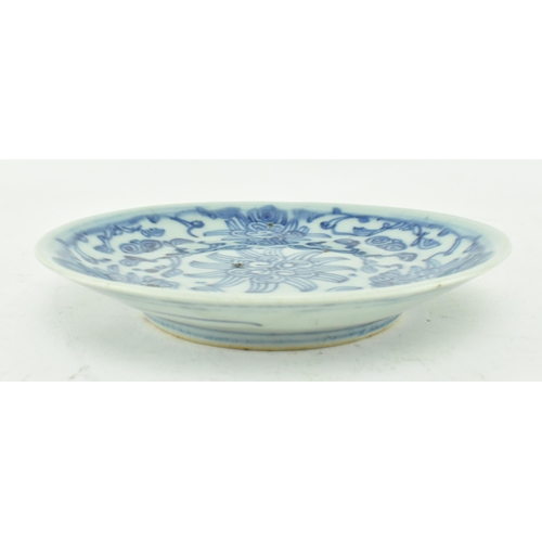 105 - A 18th century Qing dynasty Jiaqing period hand painted blue and white saucer. The saucer featuring ... 