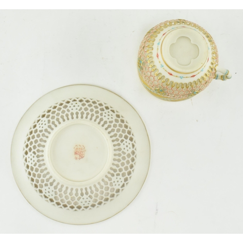 150 - Worcester - Kerr & Binns - A Victorian 19th century circa 1850s / 60s Worcester porcelain double wal... 