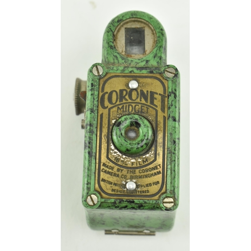 161 - A mid 20th century circa 1934 Coronet Midget 16mm miniature spy camera. The camera in marble green. ... 