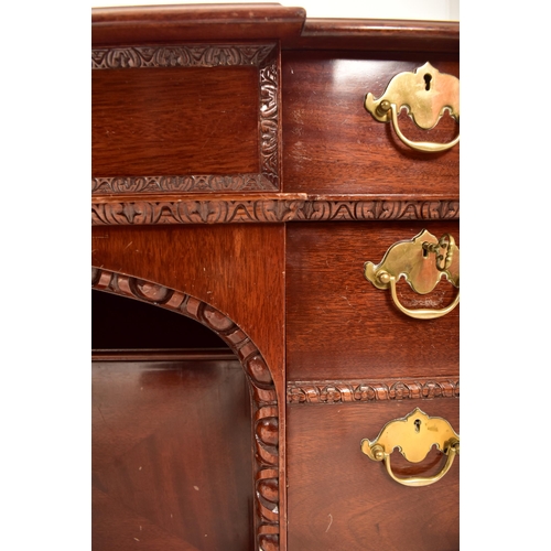 294 - John L. Corlyon Furniture Ltd. - A George III inspired mahogany kneehole pedestal writing desk repro... 