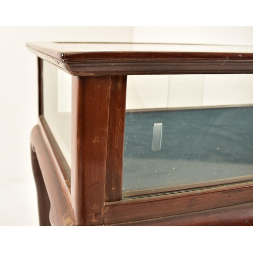 523 - An Edwardian 1920s mahogany bijouterie display cabinet case table. The table having a glazed top & s... 