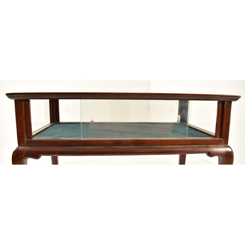 523 - An Edwardian 1920s mahogany bijouterie display cabinet case table. The table having a glazed top & s... 