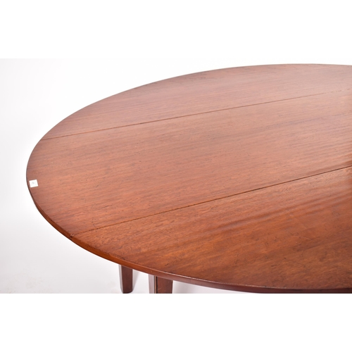 576 - A large 20th century George III influenced mahogany wake / hunt table. The table of elongated form w... 