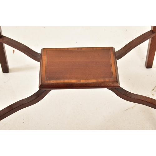 596 - An Edwardian early 20th century inlaid crossbanded walnut & mahogany bijouterie table. The table hav... 