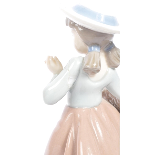 139 - A collection of five vintage ceramic Nao figures / figurines for Lladro. To include;  Three boxed fi... 