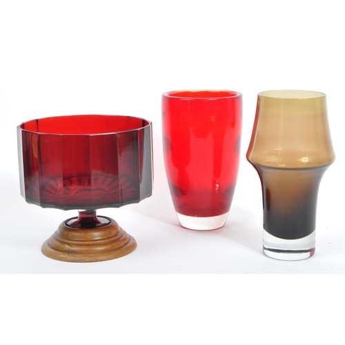 14 - A collection of five vintage 20th century studio art glass. To include a Circa 1900. Art Nouveau Pos... 