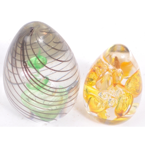 153 - An assortment of four mid century / vintage egg shaped studio art glass paperweights and dish. Compr... 