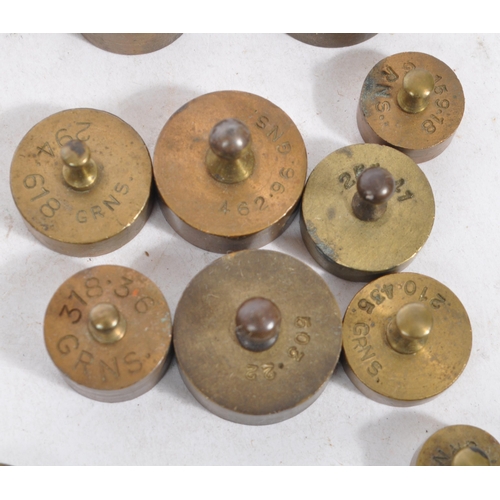 168 - The Royal Mint - Retro mid 20th century Royal Mint coins weights. Of brass construction with large 2... 