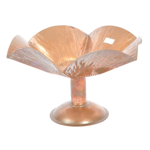 211 - A mid 20th century Arts & Crafts style copper tazza / fruit bowl. Of copper form throughout, hand be... 