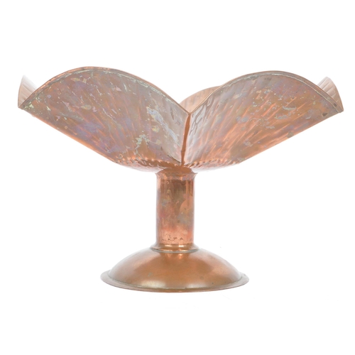 211 - A mid 20th century Arts & Crafts style copper tazza / fruit bowl. Of copper form throughout, hand be... 