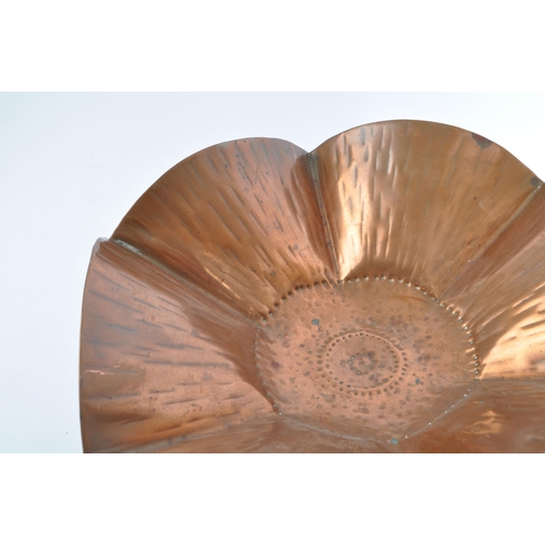 211 - A mid 20th century Arts & Crafts style copper tazza / fruit bowl. Of copper form throughout, hand be... 