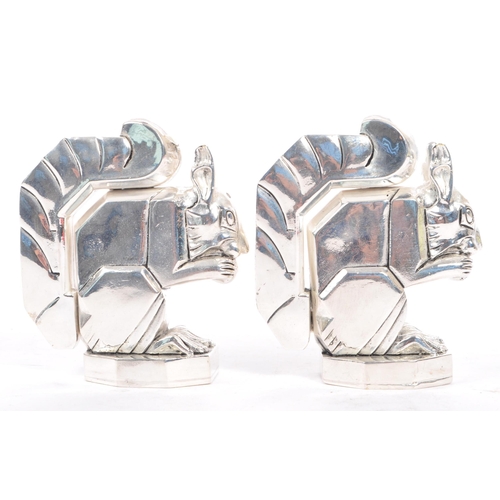 218 - A pair of vintage 20th century condiment pots / salt and pepper shakers in the form of squirrels. Th... 