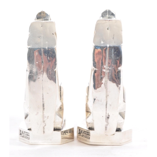 218 - A pair of vintage 20th century condiment pots / salt and pepper shakers in the form of squirrels. Th... 