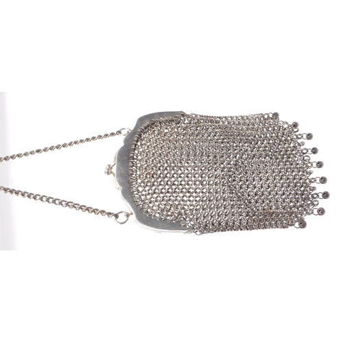 252 - A collection of four early to mid 20th century silver plate ring and chainmail purses. The lot to in... 