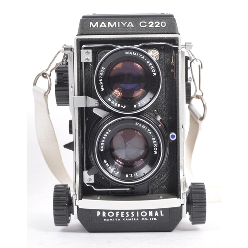 272 - Mamiya - A mid 20th century Mamiya C220 medium format TLR camera. The camera having a removable twin... 