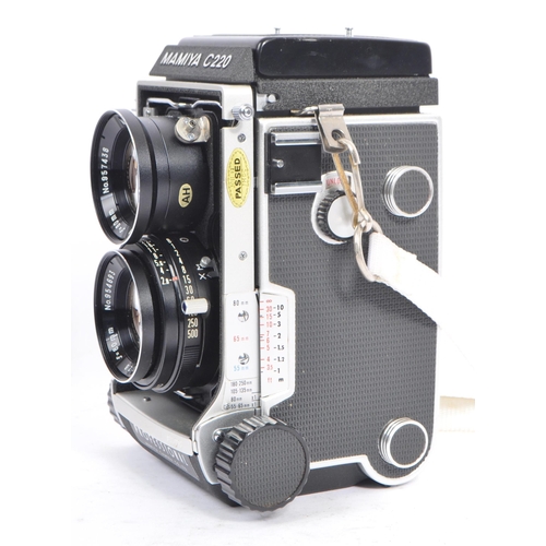 272 - Mamiya - A mid 20th century Mamiya C220 medium format TLR camera. The camera having a removable twin... 