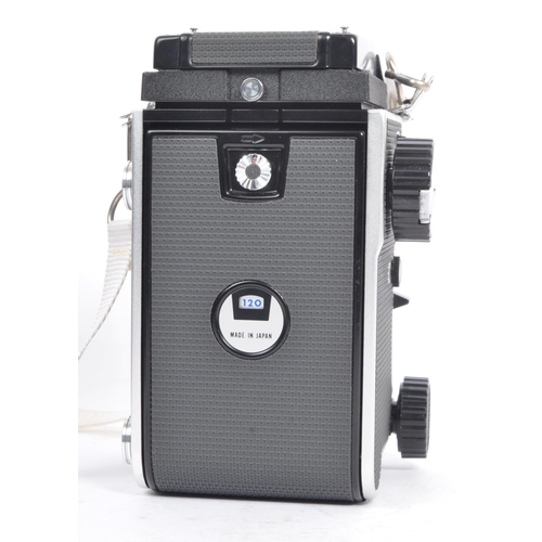 272 - Mamiya - A mid 20th century Mamiya C220 medium format TLR camera. The camera having a removable twin... 