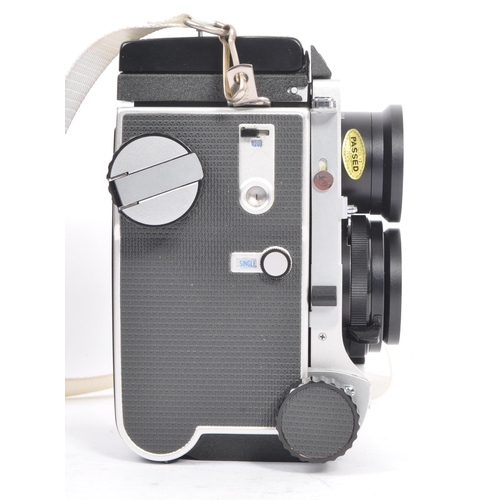 272 - Mamiya - A mid 20th century Mamiya C220 medium format TLR camera. The camera having a removable twin... 