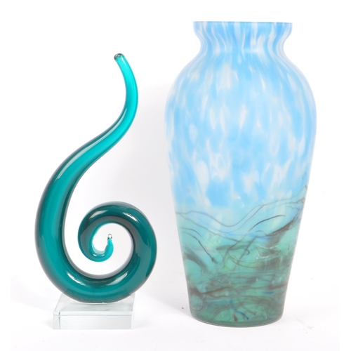 28 - A collection of vintage 20th century studio art glass. To include two Josef Hospodka for Chribska Sk... 