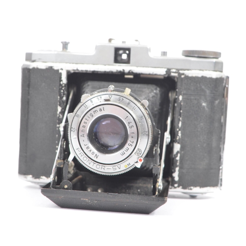 282 - A collection of early and mid 20th century film folding cameras. The collection to include a circa 1... 