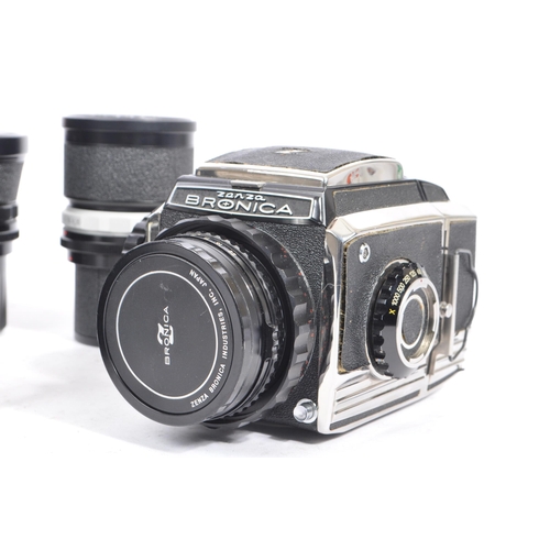 286 - Bronica - A mid 20th century circa 1970s Zenza Bronica S2A medium format SLR film camera. The camera... 