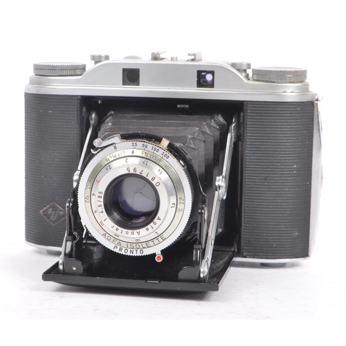 345 - A collection of mid 20th century German film cameras. The collection to include a Ihagee EXA 1A 35mm... 