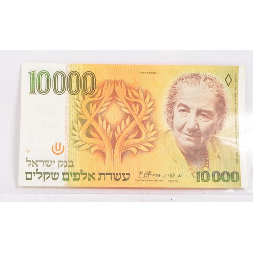 460 - A collection of 20th century uncirculated UNC and very fine Israeli bank notes to include two 1979 5... 