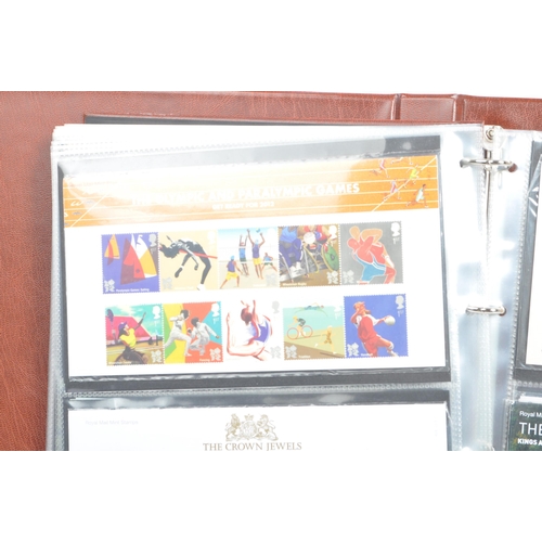 507 - A collection of 20th and 21st century British presentation pack stamps. Presentation packs to includ... 